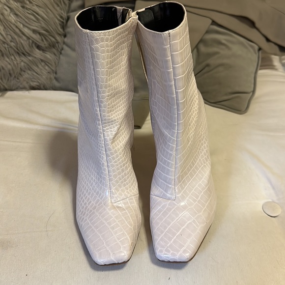 New York & Co.  beige booties - size 7 - Picture 3 of 4